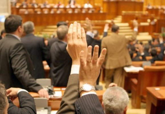 Parlamentarii, exoneraţi de conflictul de interese